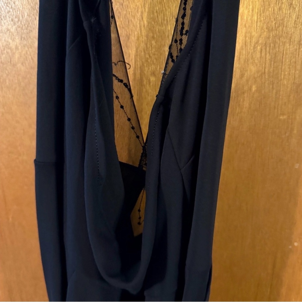 Elegant Black Dress with Sequin Detail - Picture 4 of 4